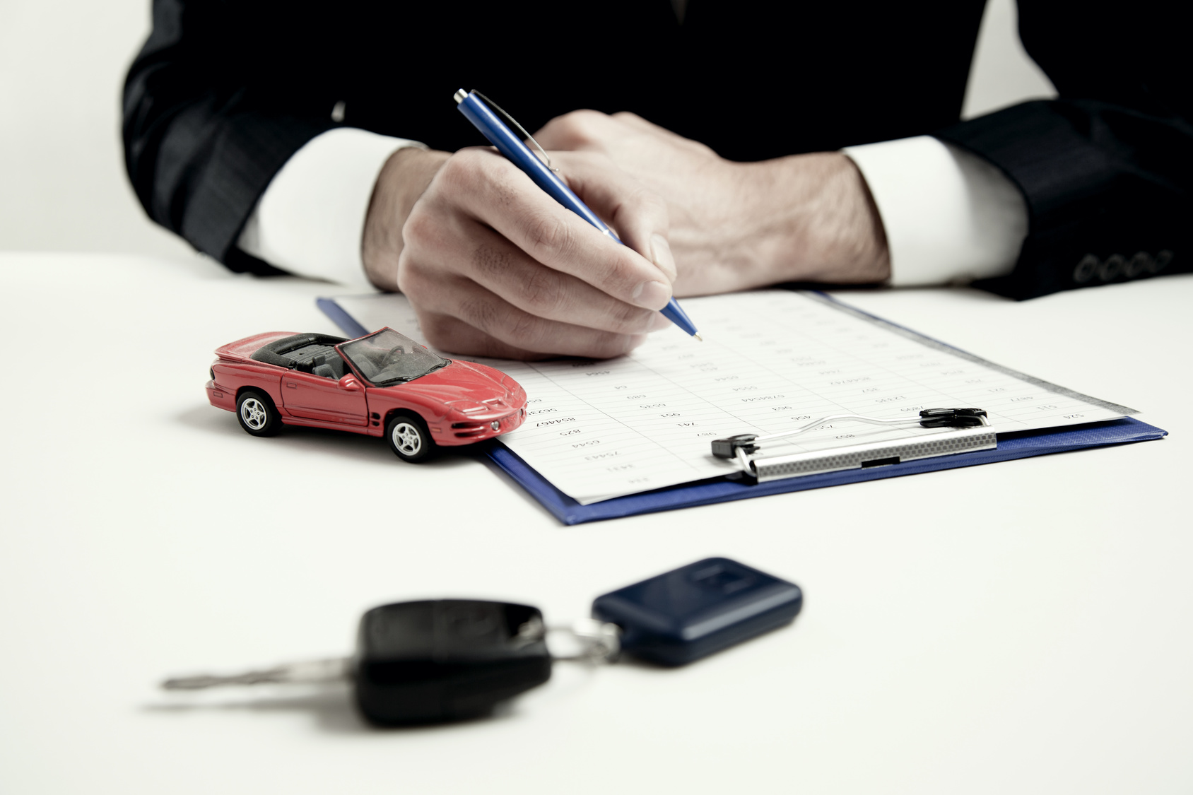自動車保険は名義変更できる 離婚時の注意点も解説